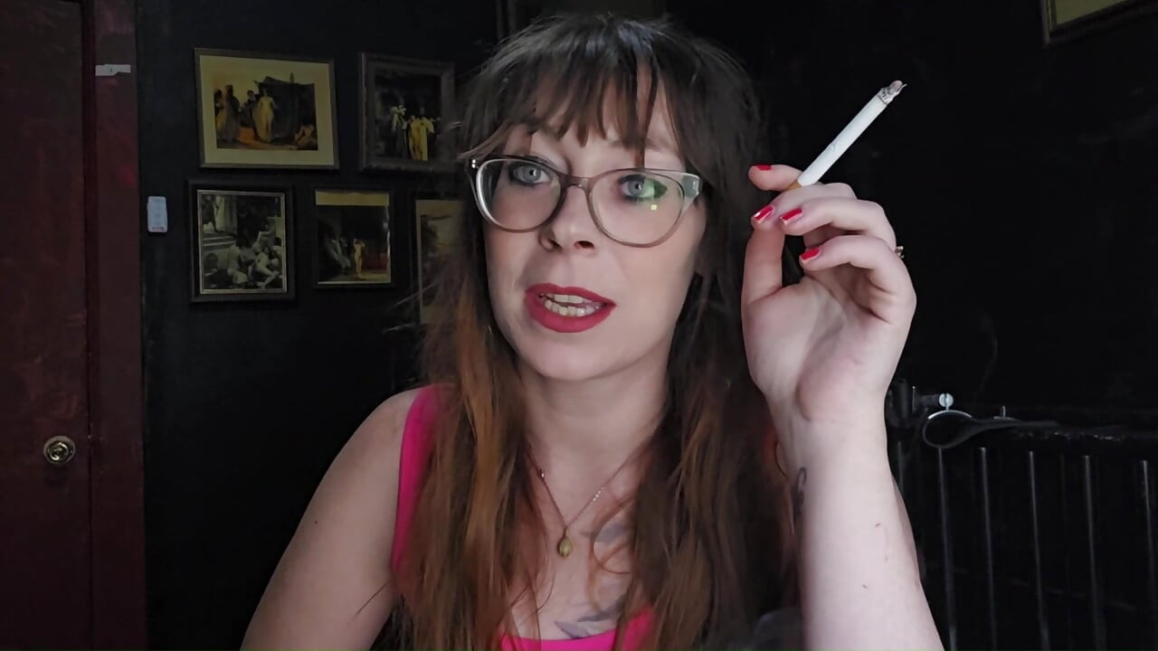 Gospođa Thrope puši i dildo u ustima koji puši