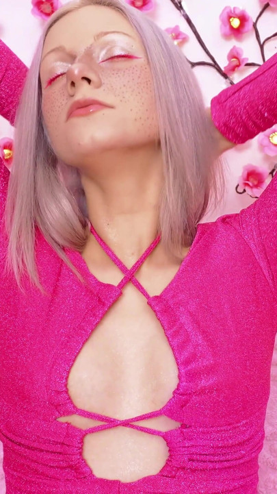 Blondie Is Fooling Around with Her Body!