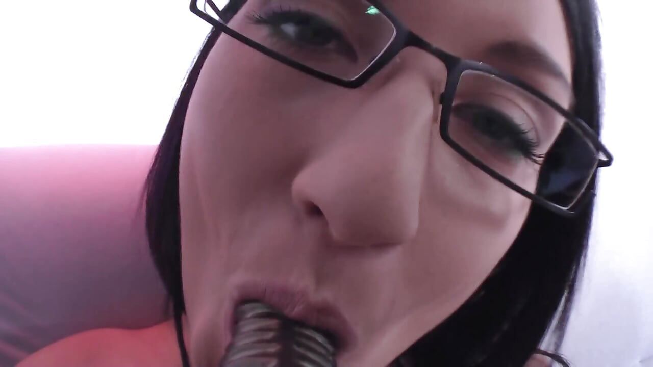 Puta de pelo oscuro caliente y cachonda se masturba