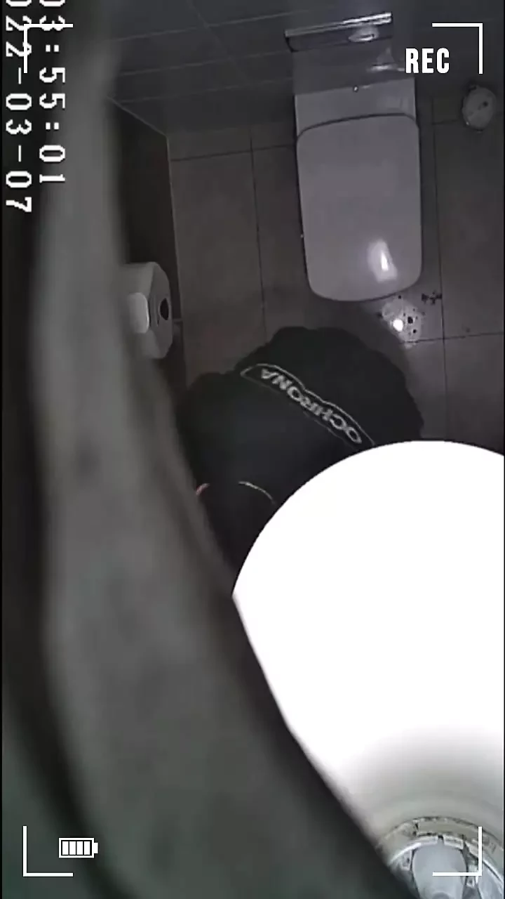 Beveiliging grote lul pissen en klaarkomen in toilet