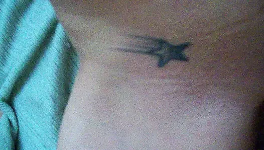 Bu gerilemenin 2. bölümü, sıkı pembe amcığımı sırtımda yatarken sikiyor bir sürü yakın çekim bakış açısı çekimi