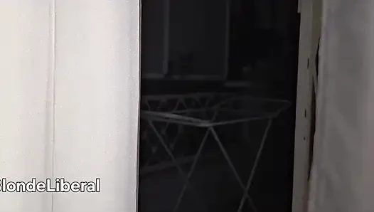 Utanmaz bir ev hanımı kocası işteyken sokakta yoldan geçenlere gösteriş yapıyor