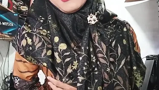 Big Boobs Hijab TS Masturbates Till She Cums