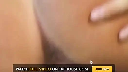 Крошка-блондинка широко раздвигает пальцами текущую мокрую киску