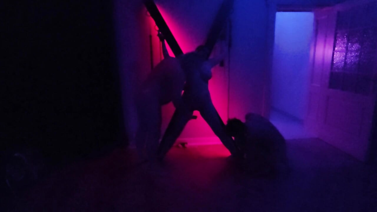 גנגבנג BDSM הארדקור. גברים זורקים אישה קשורה לשרשראות ולמיטה.גנגבנג.