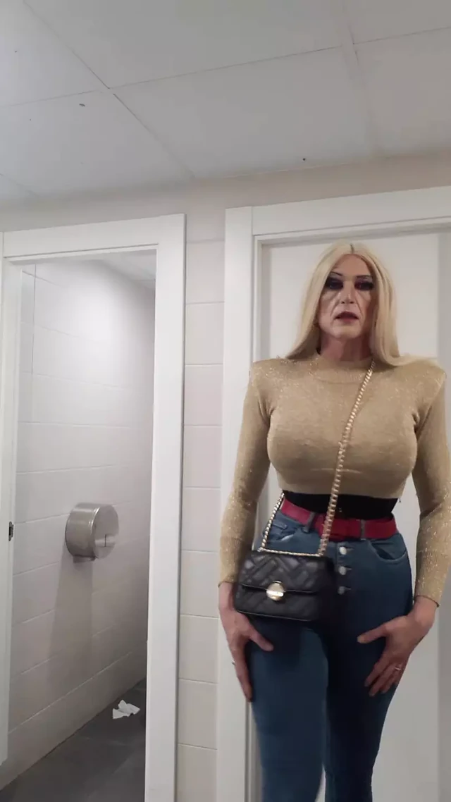 Crossdresser Blonde