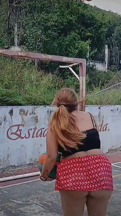 Λατίνα με μεγάλα βυζιά παίζει με μπάλα μπάσκετ | Απόσπασμα 2