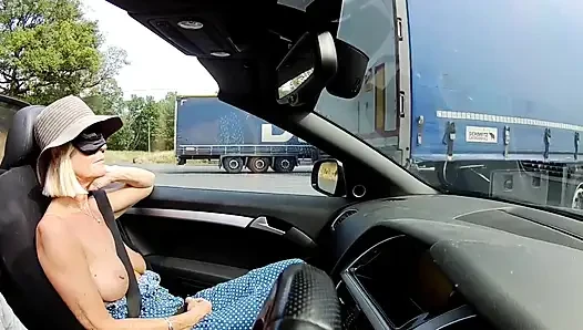 Tittenfick am dienstag mit verbundenen augen, spaß beim lkw-stopp