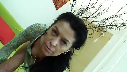 Зрелая брюнетка на красных каблуках принимает этого счастливого чувака в ее бритую пизду