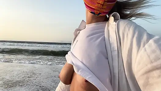 Блондинка С Большой Грудью Без Лифчика Гуляет По Улице