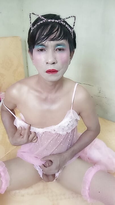 Oanh Le transsukupuolinen seksikkäässä kaavussa masturboi iloisesti