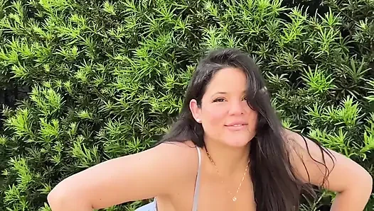 Tombul baddie dani valentina dışarıda işiyor