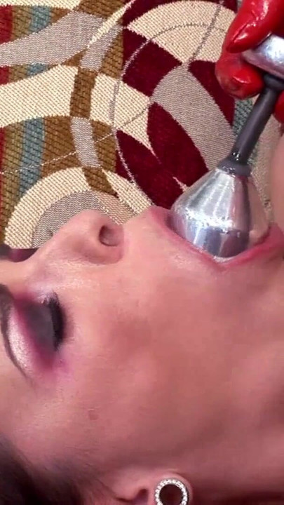 Iconic moment from "Notgeile Milf bekommt in Tief in den Hals mit riesen anal Plug"