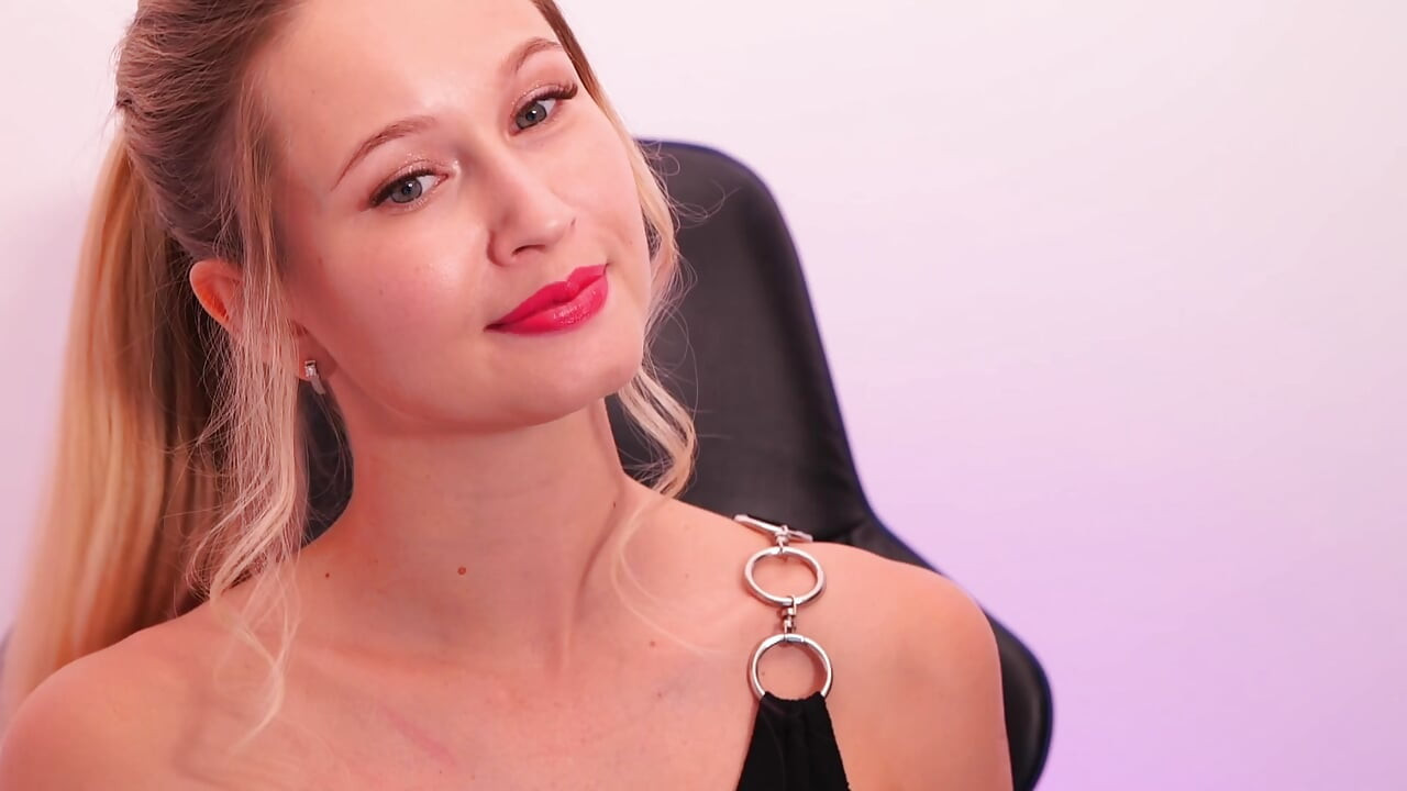 Une beauté avec du rouge à lèvres se suce le doigt