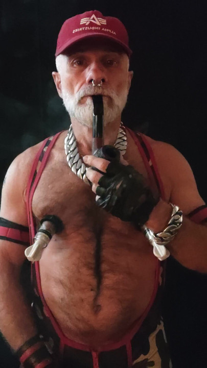 Padrasto fumando tubos e bombeando mamilos