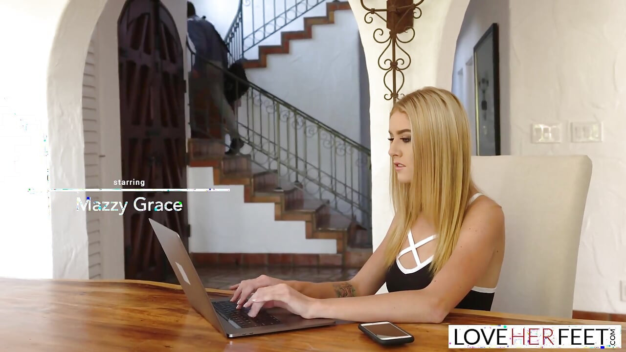 Mükemmel götlü seksi sarışın genç mazzy grace büyük bir yarağa biniyor