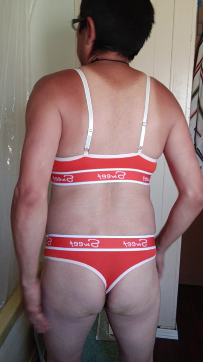 Me playing with my jiggle booty in my Orange outfit :3 rate me in comments daddy or Master :) uwu