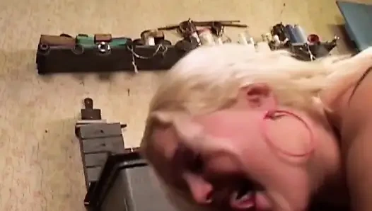 Şişman büyük memeli sarışın ağzındaki amcığı seviyor