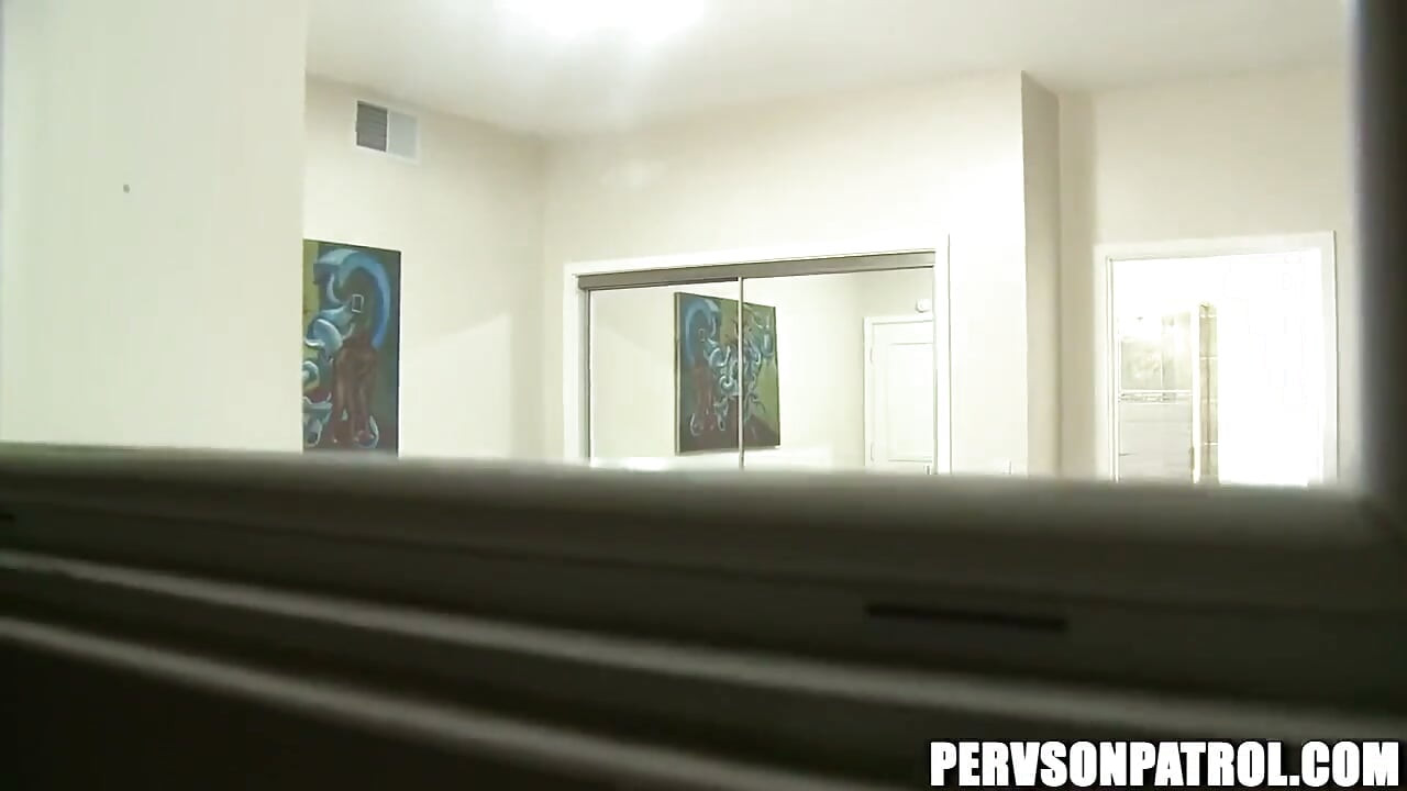 Pervs na patrolu - brunetka Tiffany Star bere velký penis tak hluboko, jak jen může