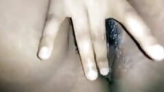 După petrecere non-stop - futai cu degetul în clitoris și pizdă umedă suculentă până la orgasm puternic cu ejaculare