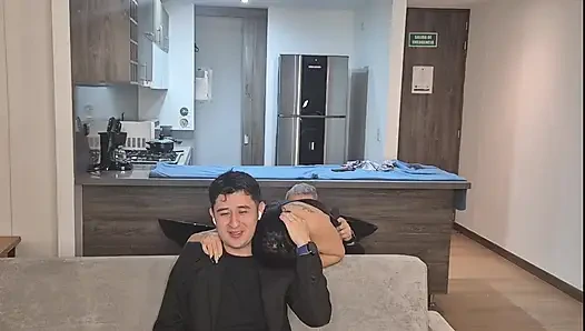 Tanpa berpikir aku meniduri saudara perempuan sahabatku, saat kami menonton pertandingan sepak bola