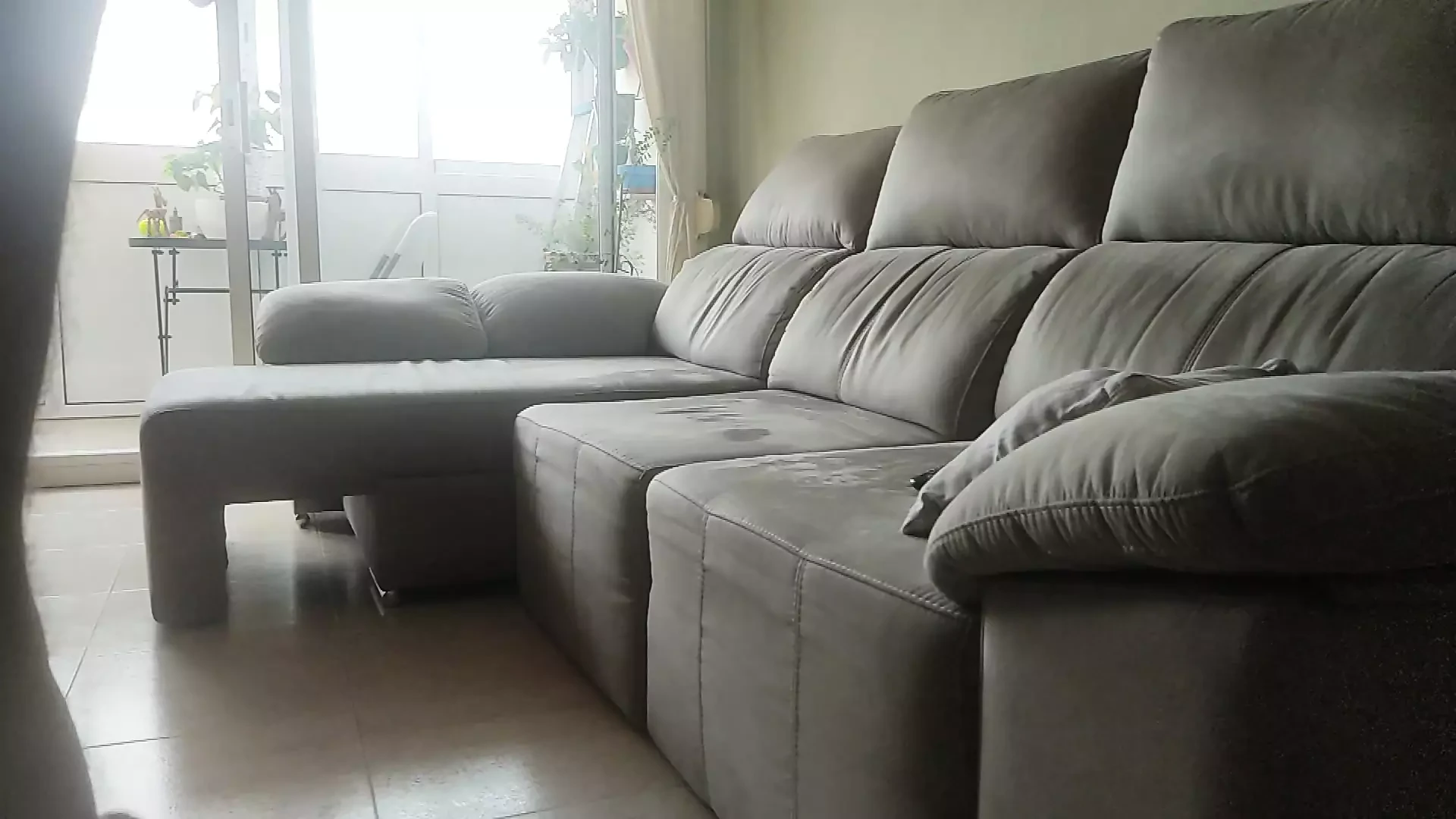 Esse pau grande se masturbando no sofá