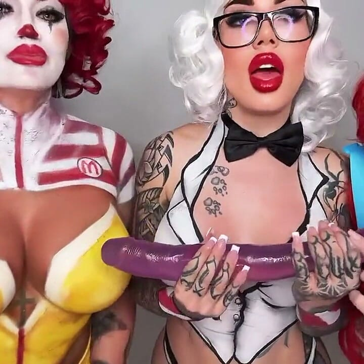 Cadılar bayramında arkadaşlarıyla dildo 31 talimatı