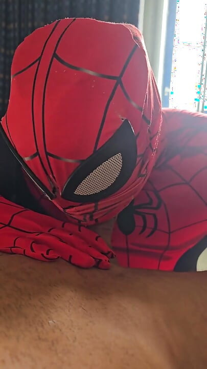 Spiderman puši veliki debeli kurac!