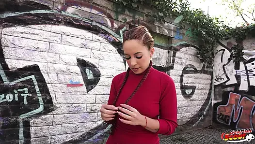 Alman izci - yuvarlak götlü latin genç erkek avcısı Roberta Faganelli prezervatifsiz oyuncu seçmelerinde sikişiyor