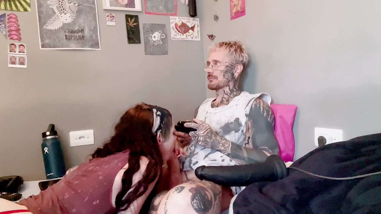 Mamada de gamer y autofollada anal con dildo