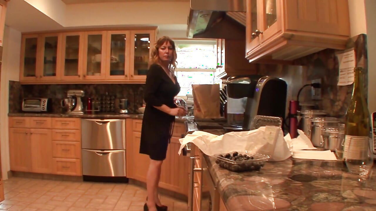 Old Stepmommy seduces laid back naïve Kiera Winters