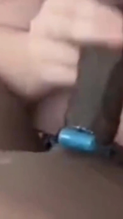 Chupando bbc enquanto usa anel de pau vibrador