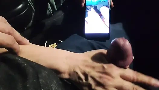 Fast erwischt! Er wichst im Verkehr vor mir, ich liebe es zu beobachten. Großer cumshot!  Teil 2