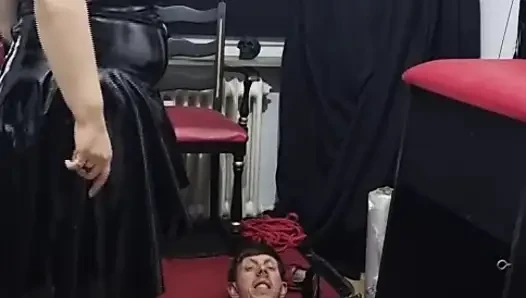Xxl MILF Domina Trains Slave Pig with Folienbondage and Trampling