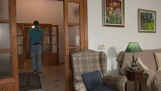 Когда их родителей нету дома на работе, эти две молодые свиньи продолжают себя заняты ...