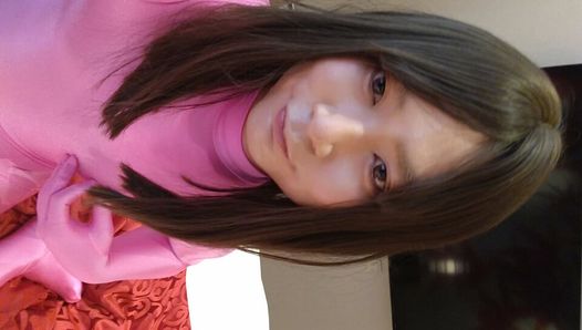 Japanischer amateur-transvestiert im rosa Morphsuit