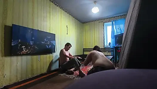 Kamera arkası, kesilmemiş. Yeni bir seks yatağı inşa ediyoruz