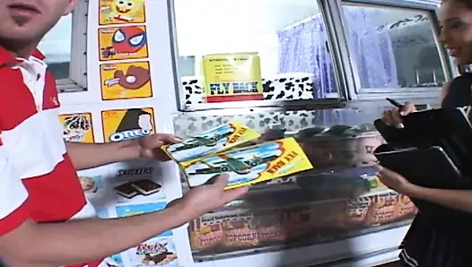 Pemandu sorak imut dientot dan dicrot di mulut