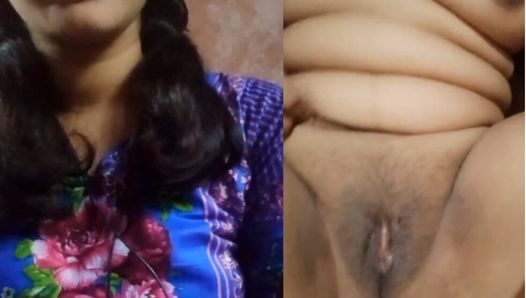 Hermosa chica cachonda con vestido azul. Impresionante bhabi digitación su apretado coño Bangla hablando