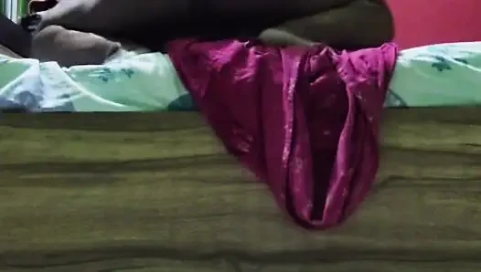 Hintli orta yaşlı seksi teyze büyük Hintli yarakla sert sikişiyor