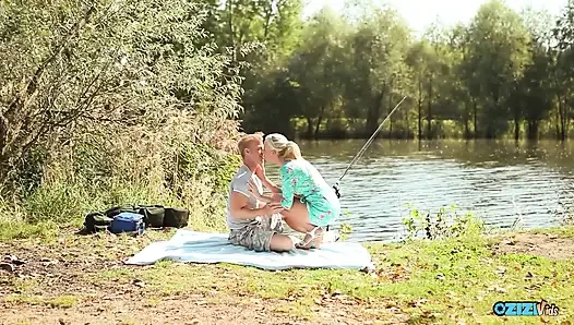 Sag Deiner freundin, dass sie sie mit einer romantischen Outdoor-Reise am Clear river lieben
