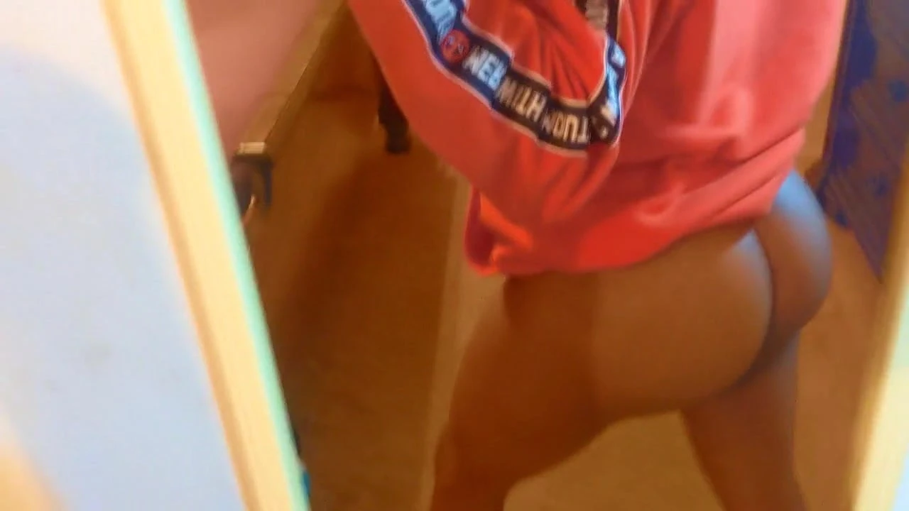 Big booty boy (gran culo en un espejo)