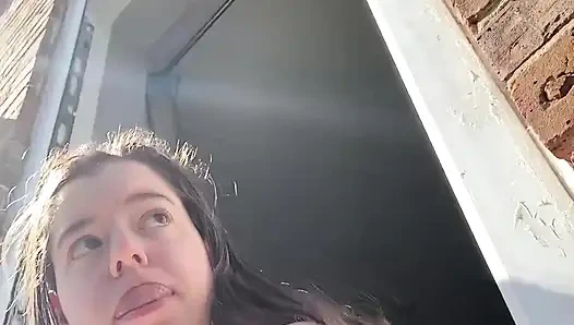 RISKANTE masturbation auf dem balkon und SIE KOMMT HART