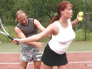 Os treinos de tênis terminam e Pamela Killmen e Krystal De Boor começam a desejar um trio anal