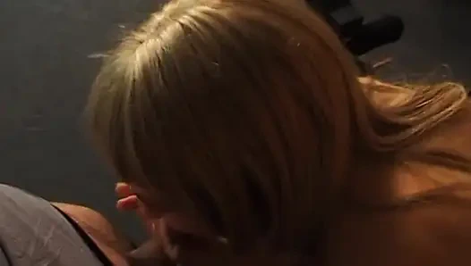 Sevimli sarışın hatun oyuncu seçmelerinde sert yarak emiyor