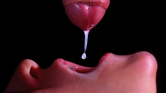 Gros plan : la meilleure bouche à traire pour ta bite ! Sucer une bite ASMR, pipe avec la langue et les lèvres, double éjaculation - xsany