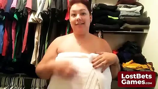 Son striptiz oyunu kaybedeni, sadece sutyenle kaldı