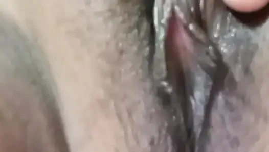 Одинокая девушка трахает пальцами в ее киску, и получает удовольствие