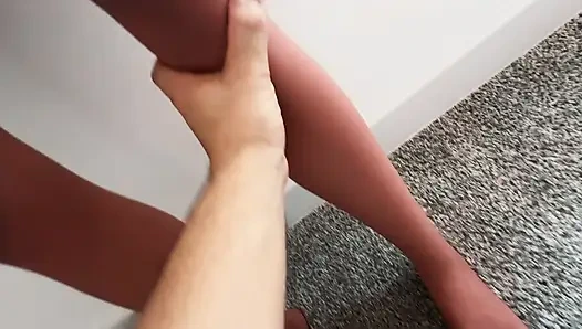 Я нюхала твою киску под кроватью, ты там прятаешься? Выходите? Позволь мне трахнуть тебя!