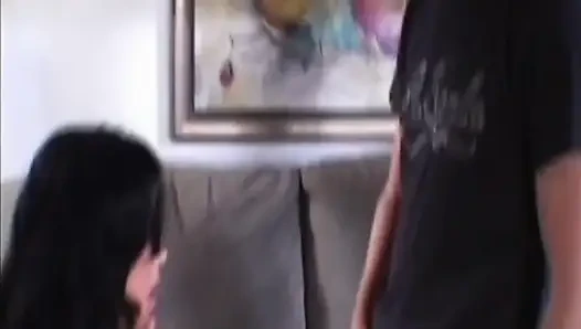 Ayah tirinya menatapnya dengan serakah dan menyentuh kakinya